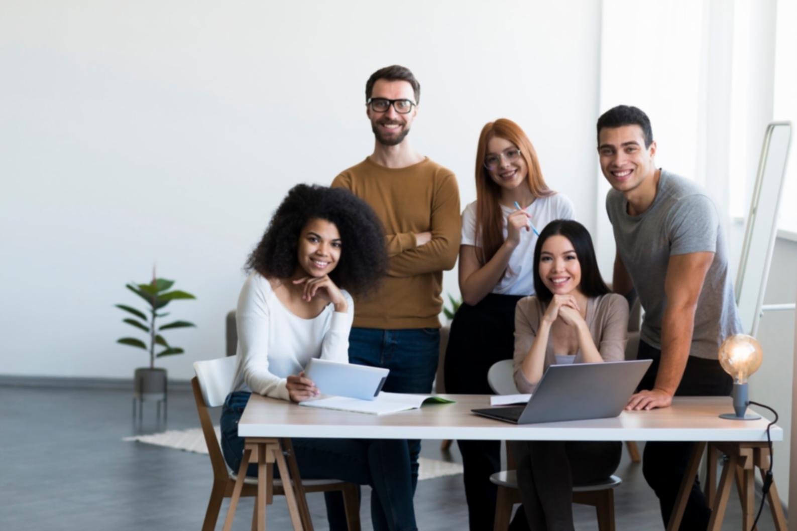 Analyse financière détaillée avec documents et graphiques sur un bureau professionnel