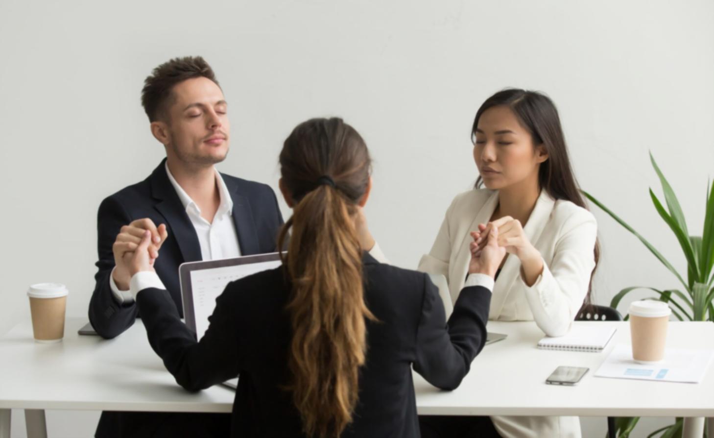 Équipe de professionnels analysant des données financières lors d'une réunion stratégique